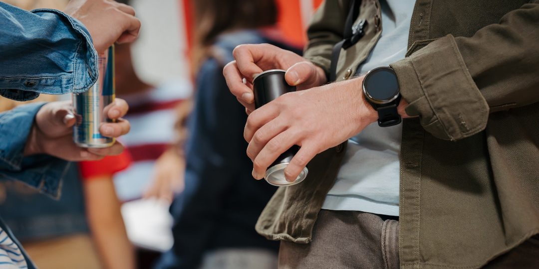 Bebidas energéticas e rins: o consumo frequente aumenta o risco de cálculos?